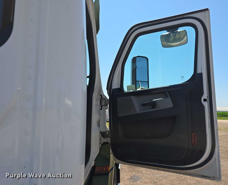 image for item DR3871 2020 Freightliner Cascadia 126 semi truck