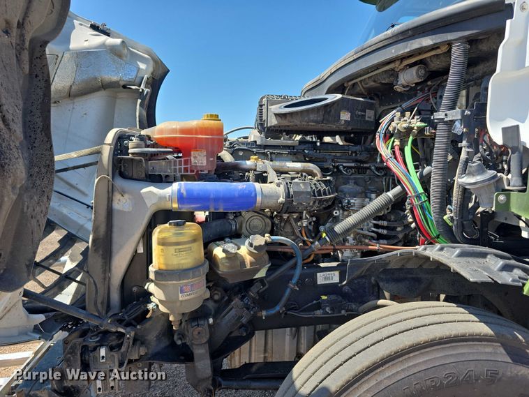 image for item DR3871 2020 Freightliner Cascadia 126 semi truck