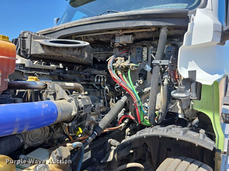 image for item DR3871 2020 Freightliner Cascadia 126 semi truck