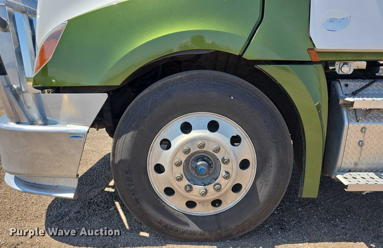 image for item DR3871 2020 Freightliner Cascadia 126 semi truck