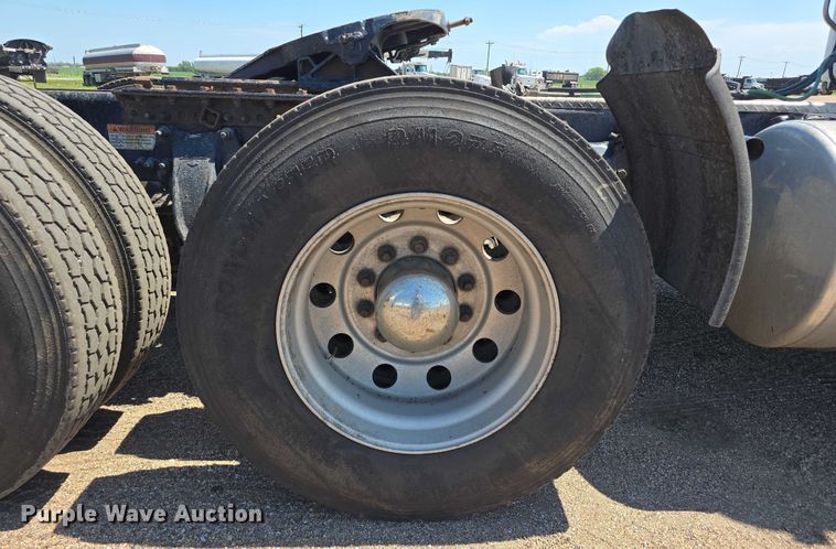 image for item DR3871 2020 Freightliner Cascadia 126 semi truck