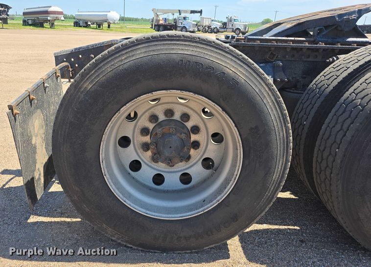 image for item DR3871 2020 Freightliner Cascadia 126 semi truck