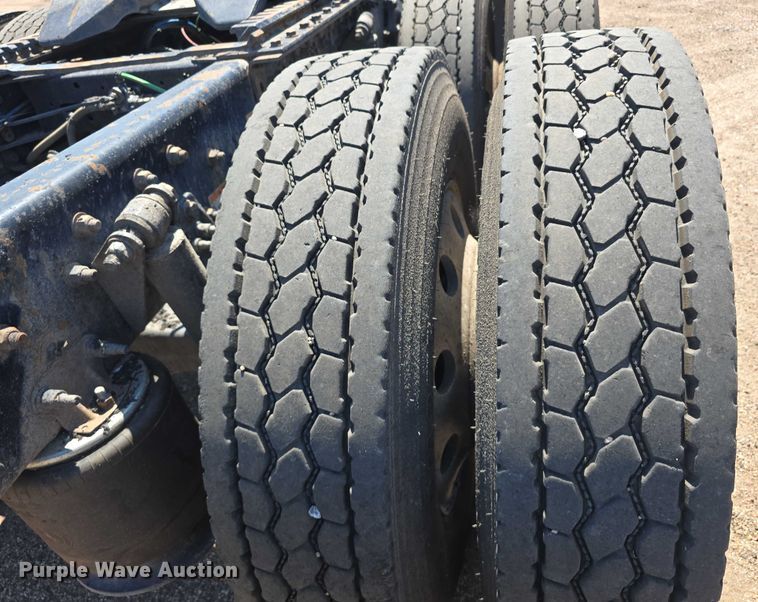 image for item DR3871 2020 Freightliner Cascadia 126 semi truck