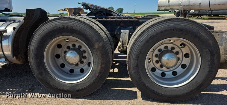 image for item DR3871 2020 Freightliner Cascadia 126 semi truck