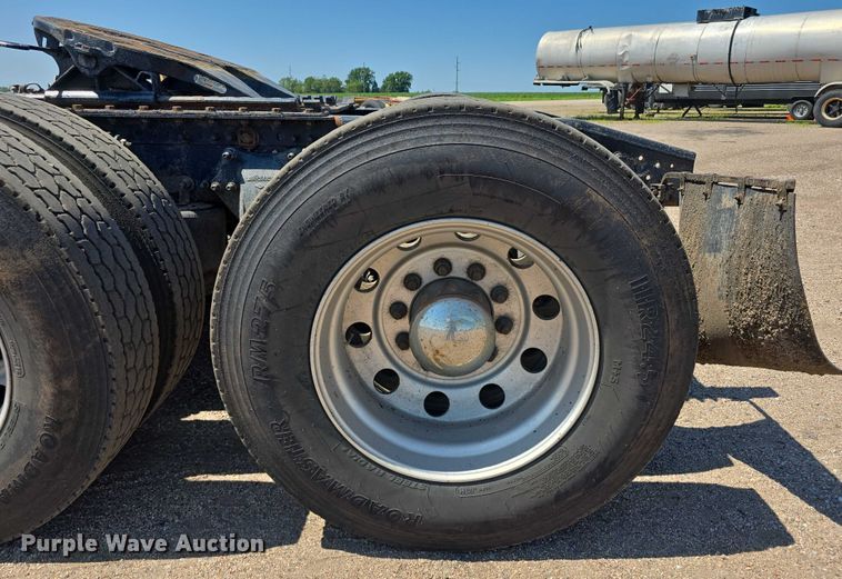 image for item DR3871 2020 Freightliner Cascadia 126 semi truck