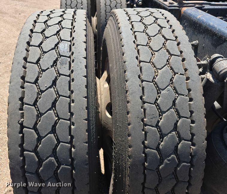 image for item DR3871 2020 Freightliner Cascadia 126 semi truck