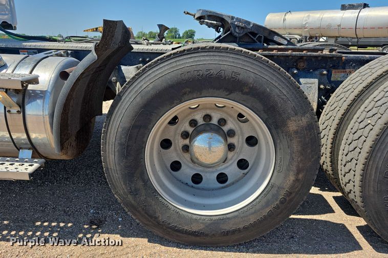 image for item DR3871 2020 Freightliner Cascadia 126 semi truck