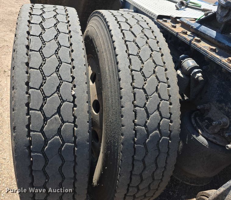 image for item DR3871 2020 Freightliner Cascadia 126 semi truck