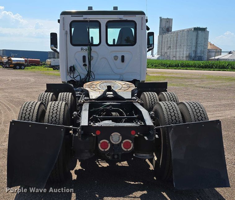 image for item DR3872 2019 Freightliner  Cascadia 126 semi truck