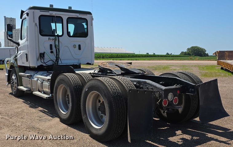 image for item DR3872 2019 Freightliner  Cascadia 126 semi truck