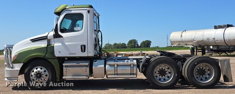 image for item DR3872 2019 Freightliner  Cascadia 126 semi truck