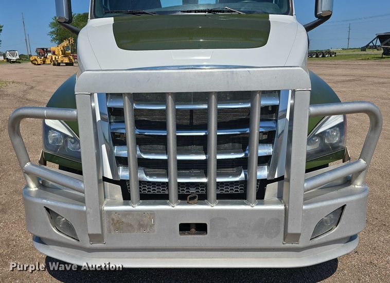 image for item DR3872 2019 Freightliner  Cascadia 126 semi truck