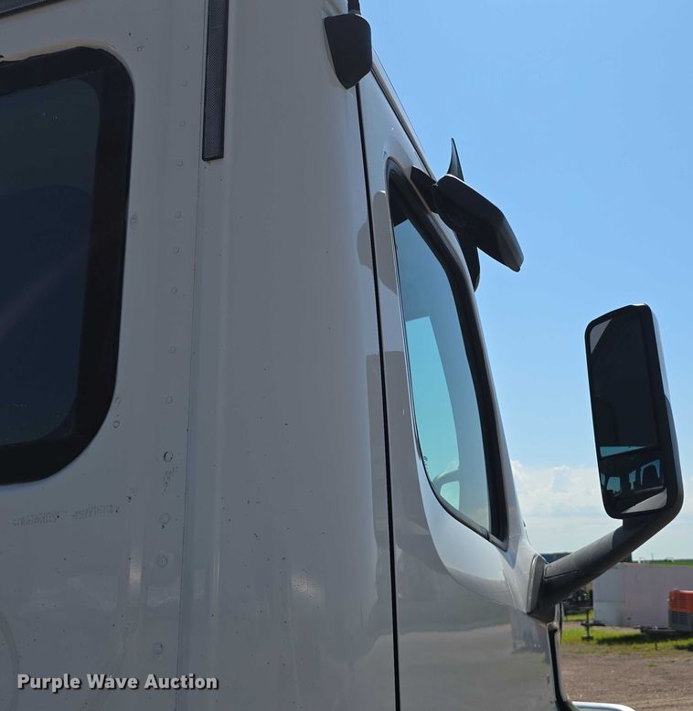 image for item DR3872 2019 Freightliner  Cascadia 126 semi truck