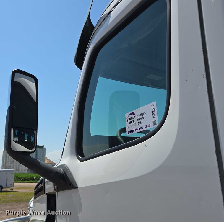 image for item DR3872 2019 Freightliner  Cascadia 126 semi truck