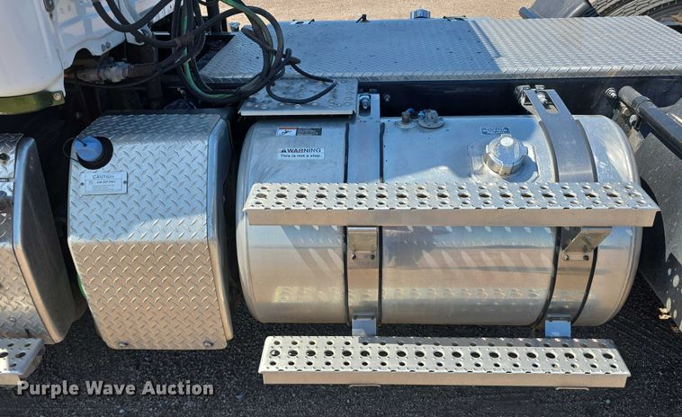 image for item DR3872 2019 Freightliner  Cascadia 126 semi truck