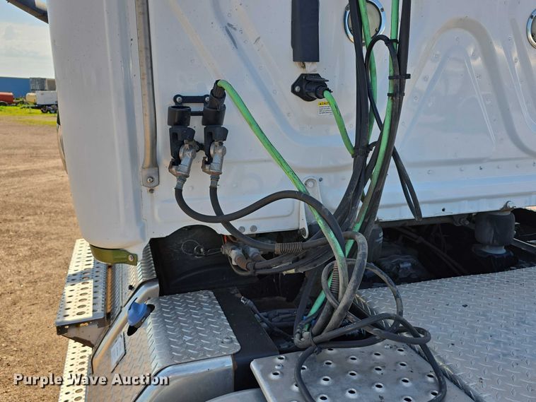 image for item DR3872 2019 Freightliner  Cascadia 126 semi truck