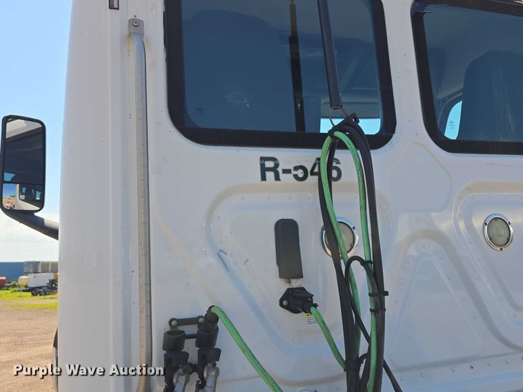 image for item DR3872 2019 Freightliner  Cascadia 126 semi truck