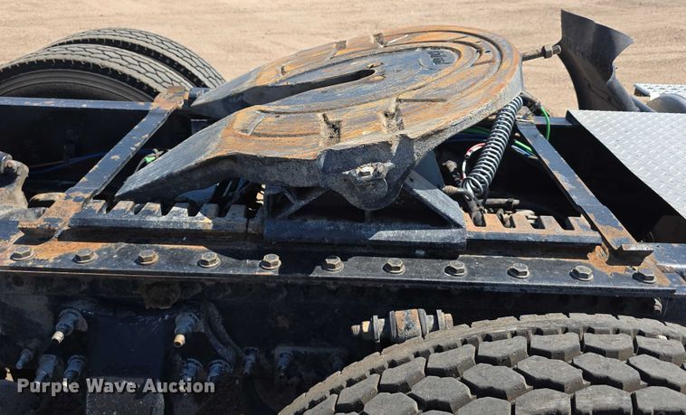 image for item DR3872 2019 Freightliner  Cascadia 126 semi truck