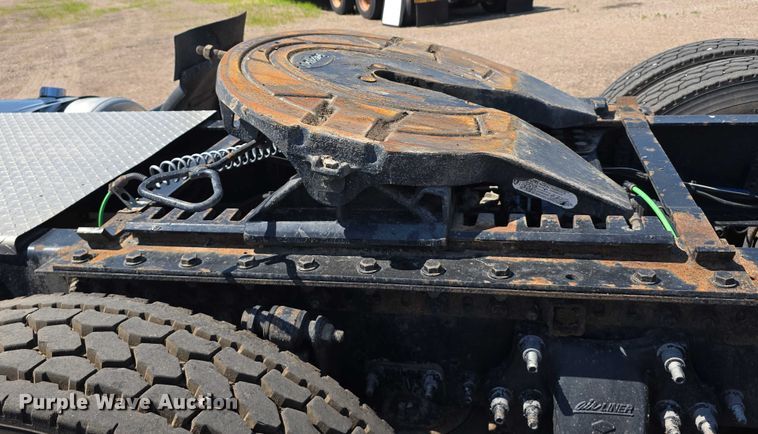 image for item DR3872 2019 Freightliner  Cascadia 126 semi truck