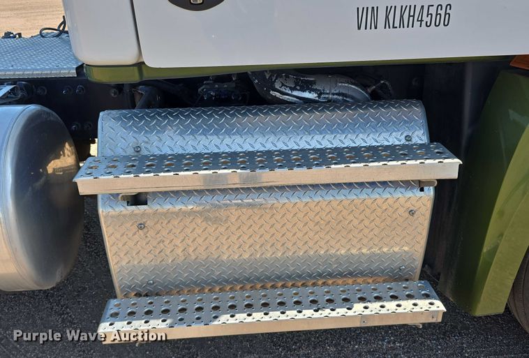 image for item DR3872 2019 Freightliner  Cascadia 126 semi truck