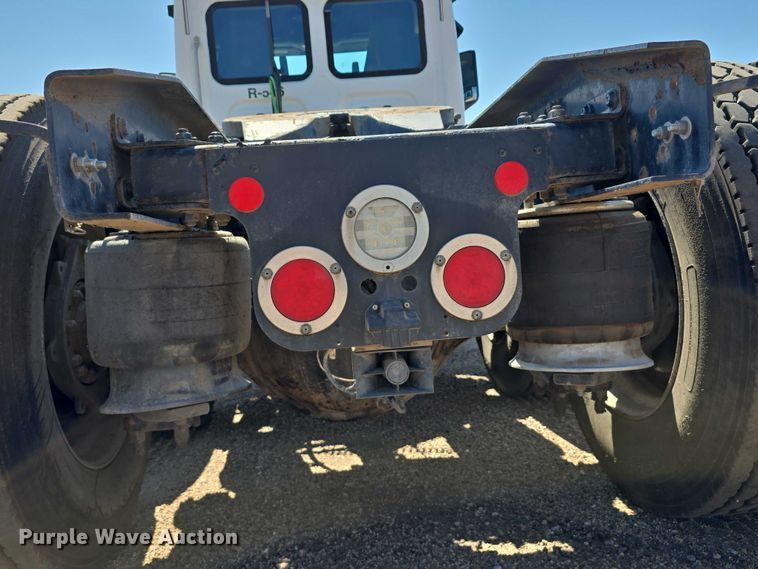 image for item DR3872 2019 Freightliner  Cascadia 126 semi truck