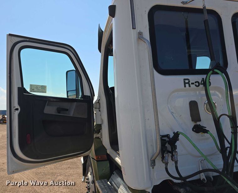 image for item DR3872 2019 Freightliner  Cascadia 126 semi truck