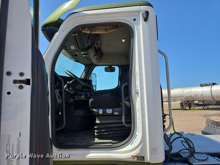 image for item DR3872 2019 Freightliner  Cascadia 126 semi truck