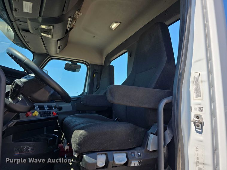 image for item DR3872 2019 Freightliner  Cascadia 126 semi truck