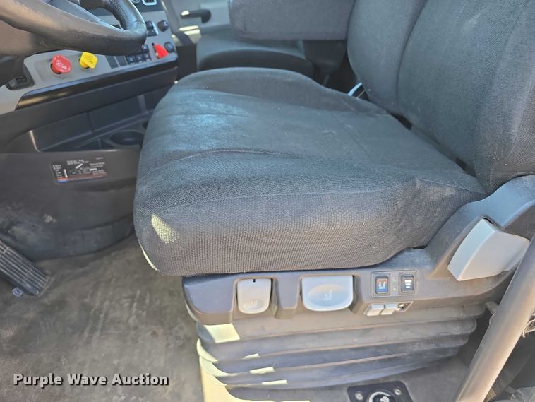 image for item DR3872 2019 Freightliner  Cascadia 126 semi truck