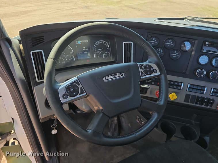 image for item DR3872 2019 Freightliner  Cascadia 126 semi truck