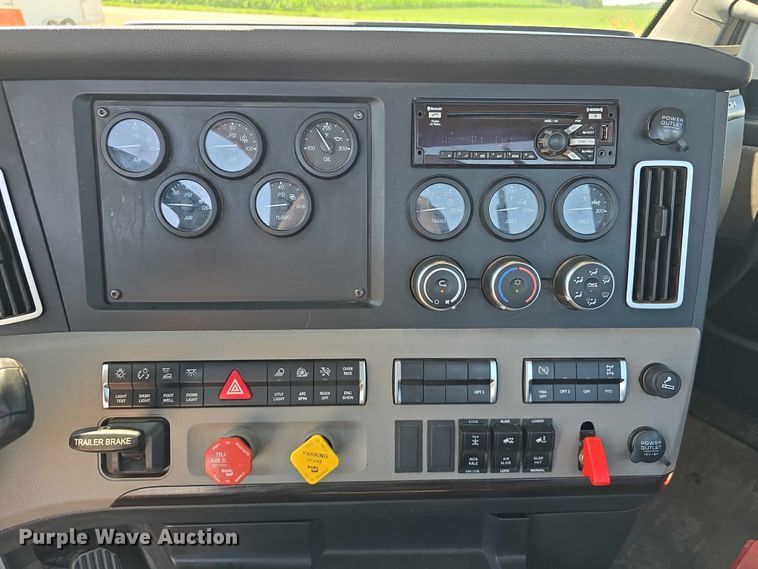 image for item DR3872 2019 Freightliner  Cascadia 126 semi truck