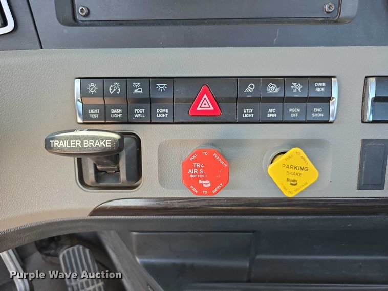 image for item DR3872 2019 Freightliner  Cascadia 126 semi truck