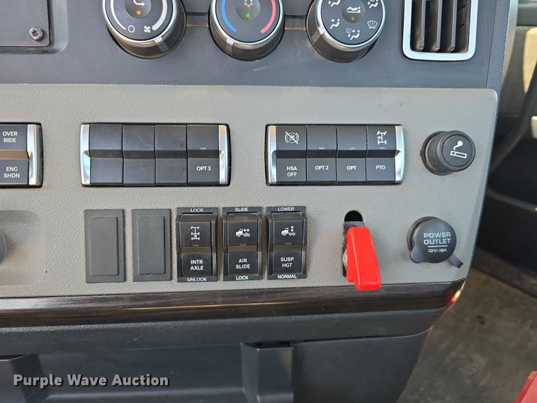 image for item DR3872 2019 Freightliner  Cascadia 126 semi truck