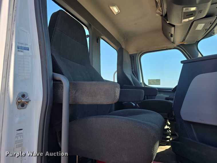 image for item DR3872 2019 Freightliner  Cascadia 126 semi truck