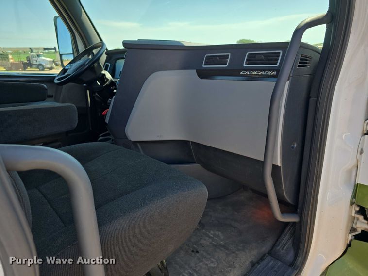 image for item DR3872 2019 Freightliner  Cascadia 126 semi truck