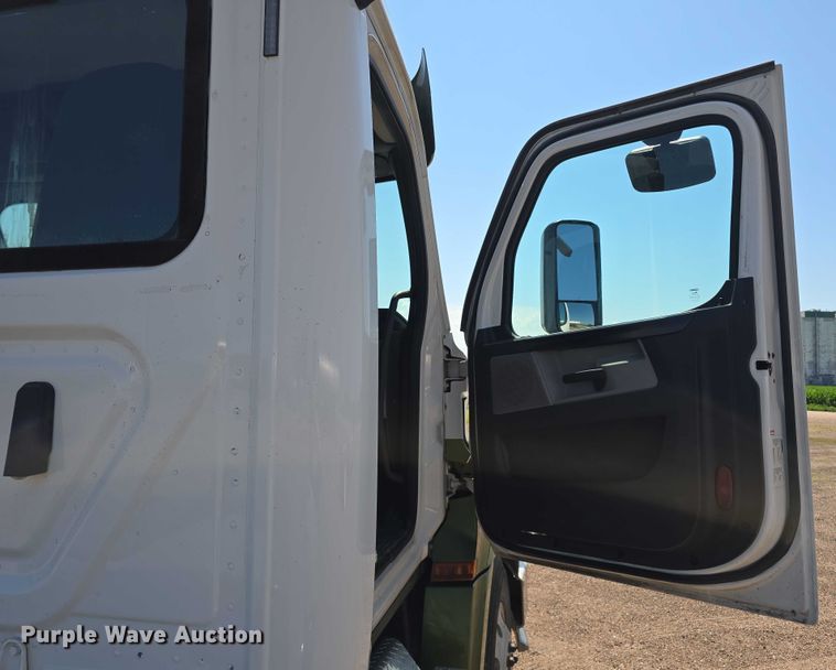 image for item DR3872 2019 Freightliner  Cascadia 126 semi truck