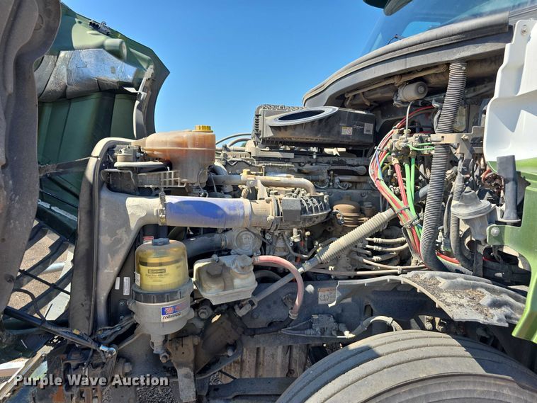 image for item DR3872 2019 Freightliner  Cascadia 126 semi truck