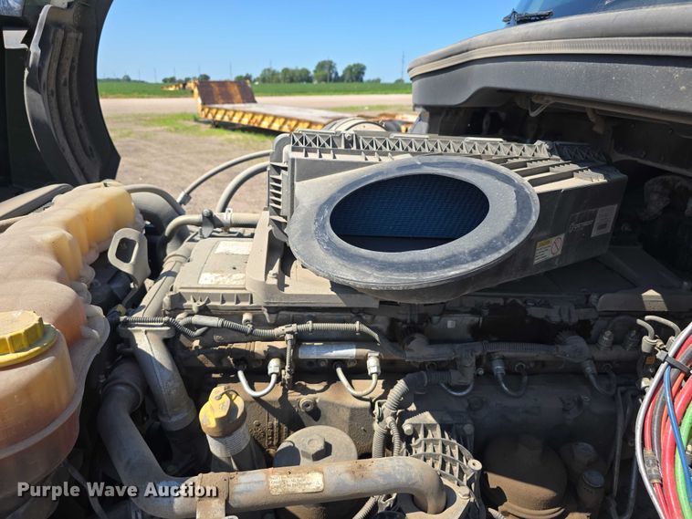 image for item DR3872 2019 Freightliner  Cascadia 126 semi truck