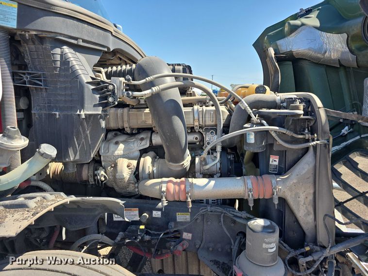 image for item DR3872 2019 Freightliner  Cascadia 126 semi truck