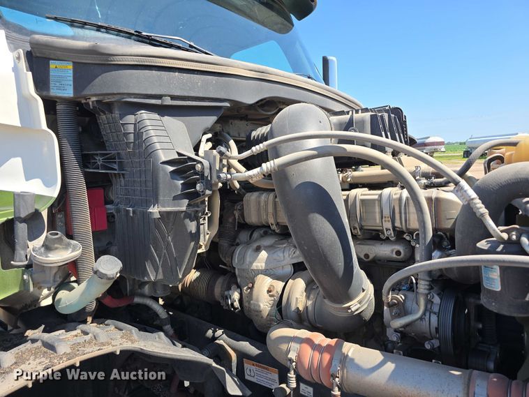 image for item DR3872 2019 Freightliner  Cascadia 126 semi truck