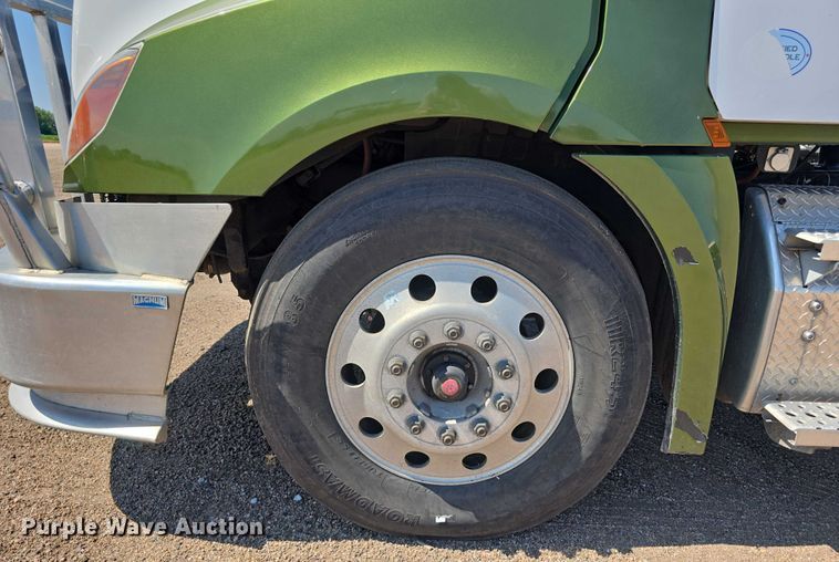 image for item DR3872 2019 Freightliner  Cascadia 126 semi truck