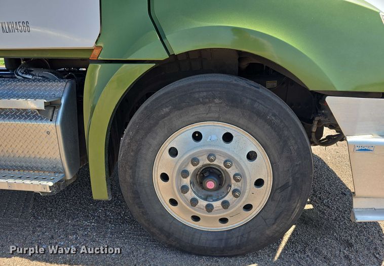 image for item DR3872 2019 Freightliner  Cascadia 126 semi truck