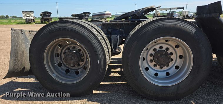 image for item DR3872 2019 Freightliner  Cascadia 126 semi truck