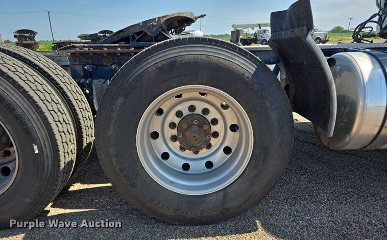 image for item DR3872 2019 Freightliner  Cascadia 126 semi truck