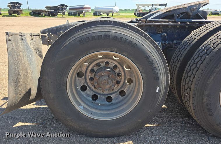 image for item DR3872 2019 Freightliner  Cascadia 126 semi truck