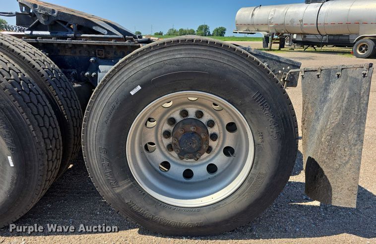 image for item DR3872 2019 Freightliner  Cascadia 126 semi truck