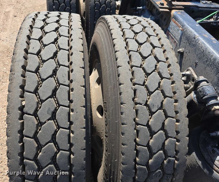 image for item DR3872 2019 Freightliner  Cascadia 126 semi truck