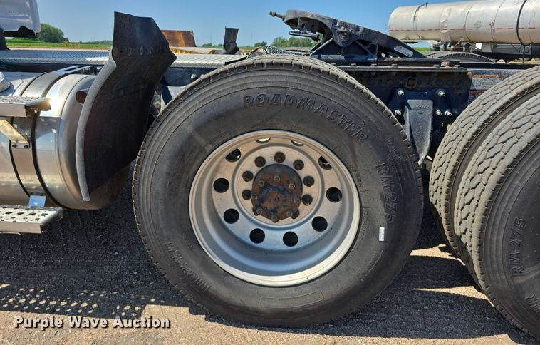 image for item DR3872 2019 Freightliner  Cascadia 126 semi truck