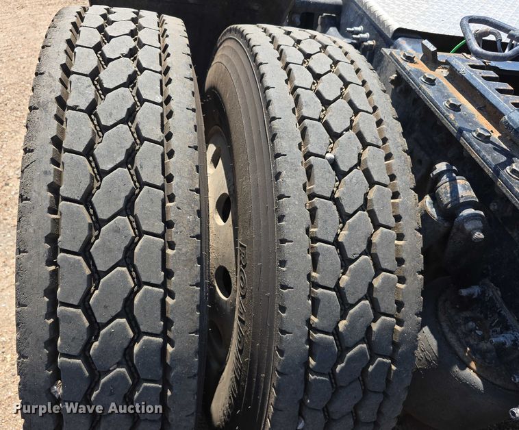 image for item DR3872 2019 Freightliner  Cascadia 126 semi truck