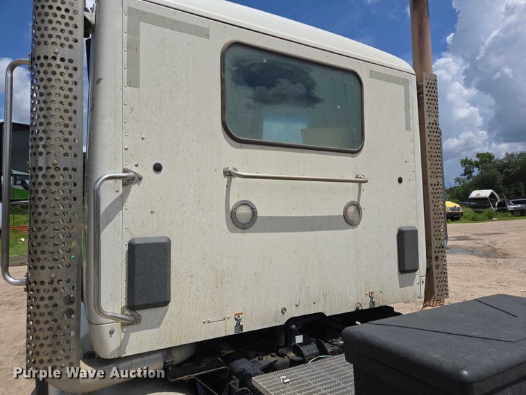 image for item DT4951 2020 Kenworth T880 semi truck